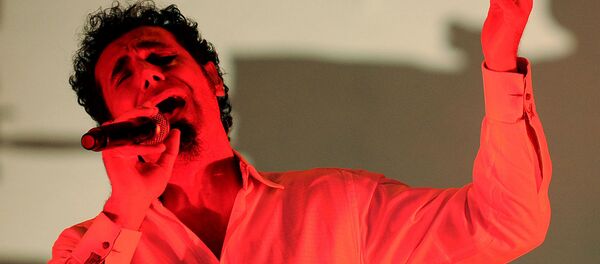 Серж Танкян выступает в последний день музыкального фестиваля Rock in Rio (3 октября 2011). Рио-де-Жанейро - Sputnik Армения