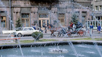 Старинный фиакр на улице города. Ленинакан