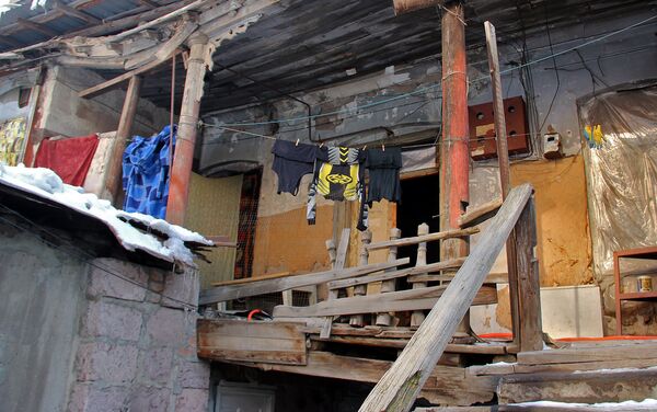 Резные балконы, кирпичная кладка стен и туф. - Sputnik Армения