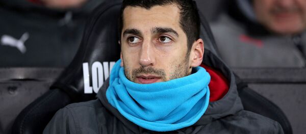 Генрих Мхитарян наблюдает за матчем АПЛ между командами Суонси Сити и Арсенал на стадионе Либерти (30 января 2018). Суонси, Уэльс Генрих Мхитарян наблюдает за матчем АПЛ между командами Суонси Сити и Арсенал на стадионе Либерти (30 января 2018). Суонси, Уэльс - Sputnik Արմենիա