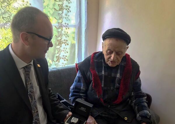 Հայրենական պատերազմի վետերան, վազաշենցի Սանթուր պապը 100-ամյակը նշեց խաղաղ կյանքի երգով Հայրենական պատերազմի վետերան, վազաշենցի Սանթուր պապը 100-ամյակը նշեց խաղաղ կյանքի երգով - Sputnik Արմենիա