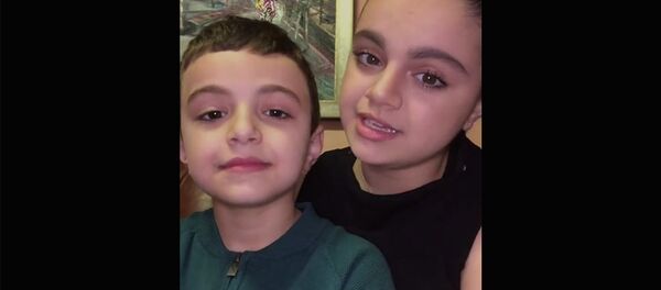 Внуки Ашота Казаряна поют песню - Sputnik Արմենիա