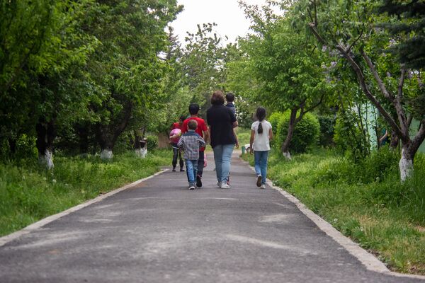 Ругаемся, обижаемся, но любим: SOS- мамы заменили детям родительское тепло Ругаемся, обижаемся, но любим: SOS- мамы заменили детям родительское тепло - Sputnik Армения