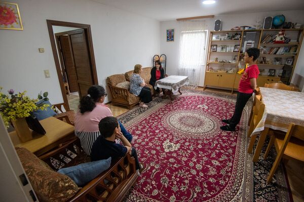 Ругаемся, обижаемся, но любим: SOS- мамы заменили детям родительское тепло Ругаемся, обижаемся, но любим: SOS- мамы заменили детям родительское тепло - Sputnik Армения