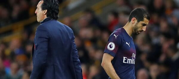 Полузащитник лондонского Арсенала Генрих Мхитарян проходит мимо главного тренера команды Унаи Эмери после замены в матче АПЛ Вулверхэмптон Уондерерс - Арсенал (24 апреля 2019). Вулверхэмптон - Sputnik Արմենիա