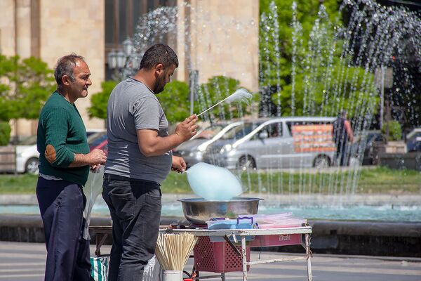 Несладкие будни продавцов сахарной ваты, мэрия Еревана взялась за уличную торговлю - Sputnik Армения