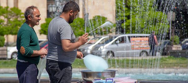 Продавцы сахарной ваты на площади Республики Продавцы сахарной ваты на площади Республики - Sputnik Արմենիա