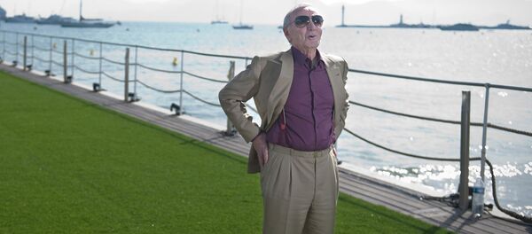 Шарль Азнавур, озвучивший голос Карла Фредриксена во время фотосессии анимационного фильма Вверх на 62-м Каннском киновестивале (13 мая 2009). Канны - Sputnik Արմենիա