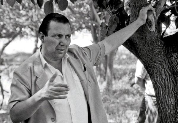 Ուրախութեան փրոֆէսորն ու ծիծաղով բուժող Արմէն Խոստիկեանը Ուրախութեան փրոֆէսորն ու ծիծաղով բուժող Արմէն Խոստիկեանը - Sputnik Արմենիա