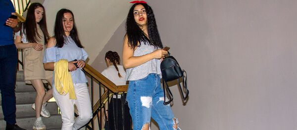 Студенты Ереванского гос.института театра и кино следят за выборами ректора вуза в онлайн режиме (22 мая 2019). Еревaн Студенты Ереванского гос.института театра и кино следят за выборами ректора вуза в онлайн режиме (22 мая 2019). Еревaн - Sputnik Արմենիա