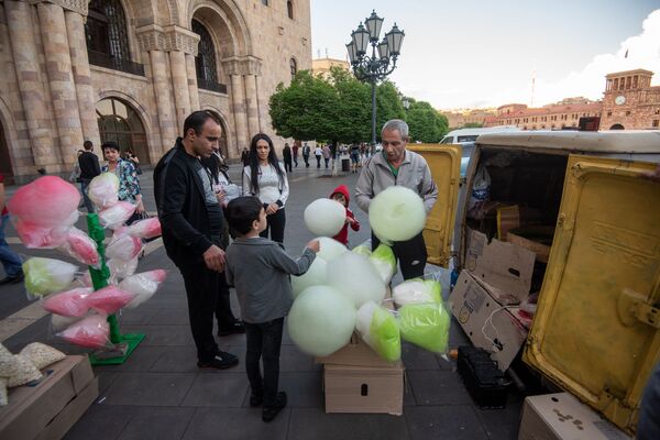 Несладкие будни продавцов сахарной ваты, мэрия Еревана взялась за уличную торговлю - Sputnik Армения