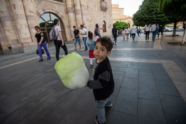 Несладкие будни продавцов сахарной ваты, мэрия Еревана взялась за уличную торговлю - Sputnik Армения