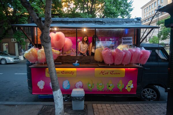 Երևանում պայքարում են քաղցր բամբակի դեմ. ի՞նչ են մտածում վաճառողները. լուսանկարներ Երևանում պայքարում են քաղցր բամբակի դեմ. ի՞նչ են մտածում վաճառողները. լուսանկարներ - Sputnik Արմենիա