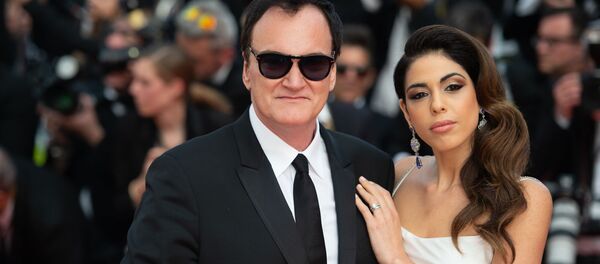 Режиссер Квентин Тарантино, с супругой, певицей и моделью Даниэлой Пик на красной дорожке фильма Однажды... в Голливуде (Once Upon a Time in Hollywood) в рамках 72-го Каннского кинофестиваля (21 мая 2019). Канны - Sputnik Армения