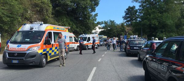 Машины Скорой помощи и полиции в Италии Машины Скорой помощи и полиции в Италии - Sputnik Армения