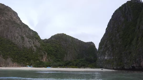 Закрытый для туристов пляж Maya bay на островах Пхи-Пхи в Таиланде  - Sputnik Армения