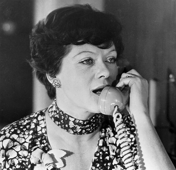 Топ-7 модных штучек 90-х: за что армянским модницам стыдно сейчас Топ-7 модных штучек 90-х: за что армянским модницам стыдно сейчас - Sputnik Армения