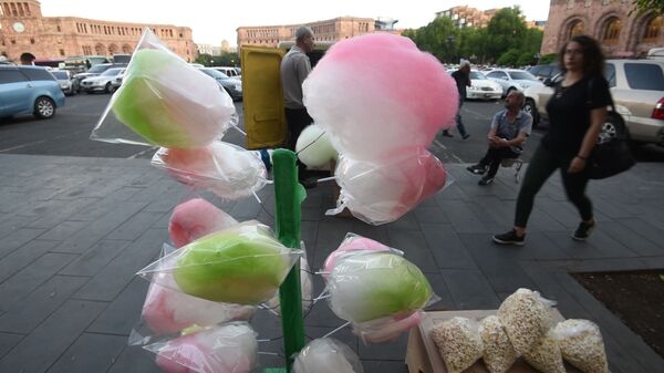 Երևանում պայքարում են քաղցր բամբակի դեմ. ի՞նչ են մտածում վաճառողները. լուսանկարներ Երևանում պայքարում են քաղցր բամբակի դեմ. ի՞նչ են մտածում վաճառողները. լուսանկարներ - Sputnik Արմենիա