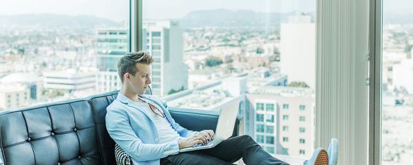 Молодой человек с ноутбуком Молодой человек с ноутбуком - Sputnik Արմենիա