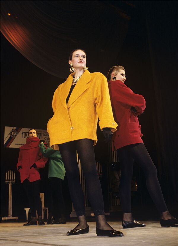 Топ-7 модных штучек 90-х: за что армянским модницам стыдно сейчас Топ-7 модных штучек 90-х: за что армянским модницам стыдно сейчас - Sputnik Армения