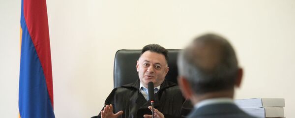Судья Давид Григорян слушает Роберта Кочаряна во время заседания по делу 1 марта (17 мая 2019). Еревaн Судья Давид Григорян слушает Роберта Кочаряна во время заседания по делу 1 марта (17 мая 2019). Еревaн - Sputnik Արմենիա