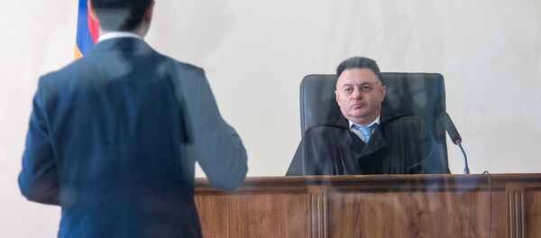 Судья Давид Григорян слушает адвоката Арама Орбеляна во время заседания по делу 1 марта (17 мая 2019). Еревaн Судья Давид Григорян слушает адвоката Арама Орбеляна во время заседания по делу 1 марта (17 мая 2019). Еревaн - Sputnik Արմենիա