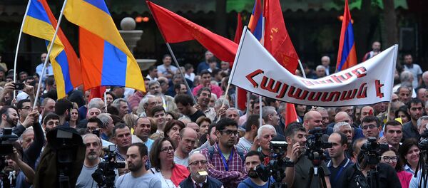 Люди на митинге партии АРФ Дашнакцутюн на площади Свободы (23 мая 2019). Еревaн - Sputnik Արմենիա