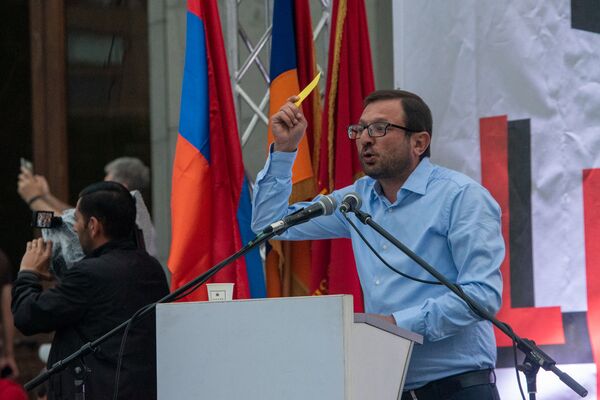 Партия Дашнакцутюн провела митинг и показала желтую карточку правительству Партия Дашнакцутюн провела митинг и показала желтую карточку правительству - Sputnik Армения