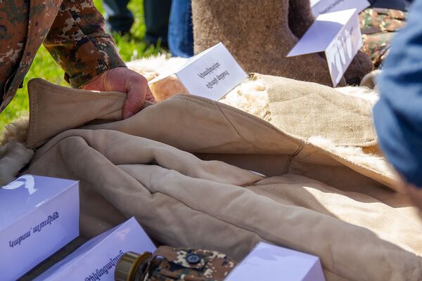 Легкие ботинки и бронежилет поверх майки: обмундирование военных в Армении стало круче - Sputnik Армения