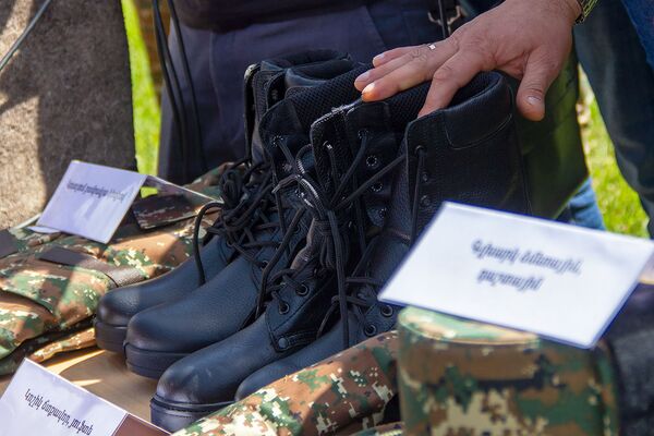 Легкие ботинки и бронежилет поверх майки: обмундирование военных в Армении стало круче - Sputnik Армения