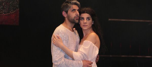 Актеры театра им. Станиславского Рипсиме Наапетян и Арен Хачатрян в пьесе Ромео и Джульетта - Sputnik Армения