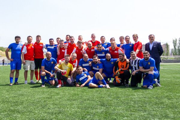 Հայկական խոհանոցը խանգարեց․ ինչպես Երևանում անցավ «լրագրող-ֆուտբոլիստների» մրցաշարը Հայկական խոհանոցը խանգարեց․ ինչպես Երևանում անցավ «լրագրող-ֆուտբոլիստների» մրցաշարը - Sputnik Արմենիա