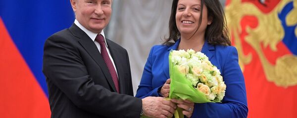 Президент РФ Владимир Путин и главный редактор телеканала RT и МИА Россия сегодня Маргарита Симоньян - Sputnik Արմենիա