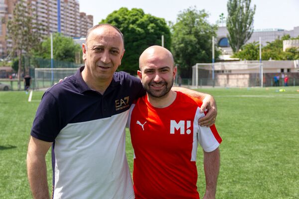 Հայկական խոհանոցը խանգարեց․ ինչպես Երևանում անցավ «լրագրող-ֆուտբոլիստների» մրցաշարը Հայկական խոհանոցը խանգարեց․ ինչպես Երևանում անցավ «լրագրող-ֆուտբոլիստների» մրցաշարը - Sputnik Արմենիա