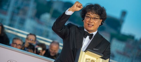 Получивший Золотую пальмовую ветвь южнокорейский режиссер Пон Джун-хо на фотосессии победителей в рамках церемонии закрытия 72-го Каннского кинофестиваля (25 мая 2019). Канны Получивший Золотую пальмовую ветвь южнокорейский режиссер Пон Джун-хо на фотосессии победителей в рамках церемонии закрытия 72-го Каннского кинофестиваля (25 мая 2019). Канны - Sputnik Արմենիա