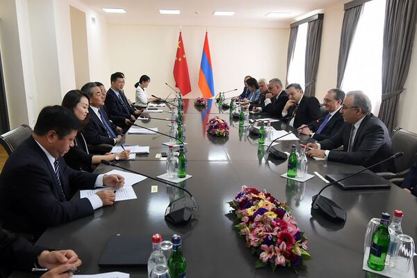 Главы МИД Армении и Китая обсудили в Ереване двусторонние отношения Главы МИД Армении и Китая обсудили в Ереване двусторонние отношения - Sputnik Армения