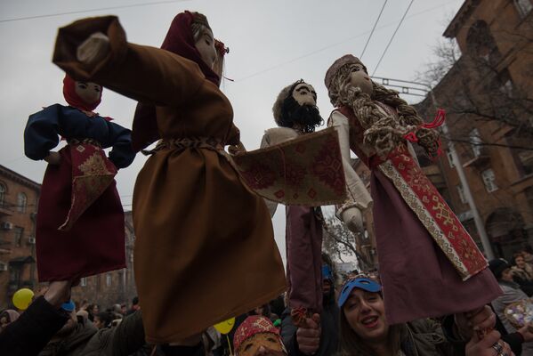 Երթի մասնակիցները հայկական հեքիաթների հերոսներին մարմնավորող տիկնիկներով - Sputnik Արմենիա
