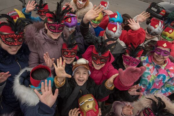 Երեխաները դիմակներով ողջունում են լուսանկարչին - Sputnik Արմենիա