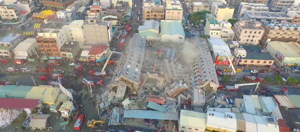 СПУТНИК_Жилой 17-этажный дом рухнул во время землетрясения на Тайване. Съемка с дрона - Sputnik Армения