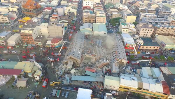 СПУТНИК_Жилой 17-этажный дом рухнул во время землетрясения на Тайване. Съемка с дрона - Sputnik Армения