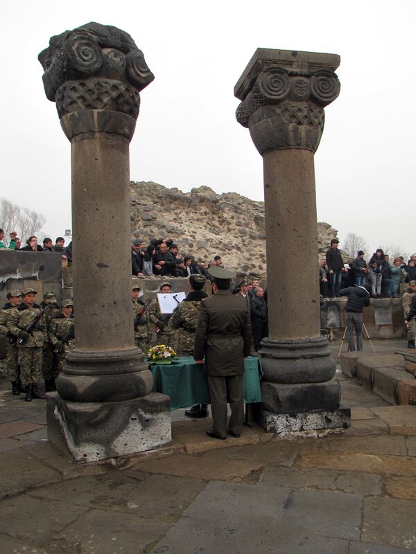 Церемония присяги армянских солдат в Звартноце Церемония присяги армянских солдат в Звартноце - Sputnik Արմենիա