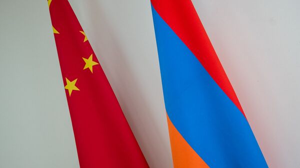 Флаги Армении и Китая во время визита главы МИД Китая Вана И в Армению (26 мая 2019). Еревaн - Sputnik Армения
