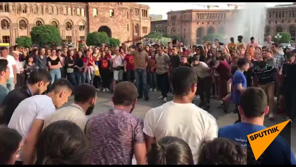 Հանրապետության հրապարակում երիտասարդները քոչարի են պարում. «Արի պարի քոչարին»` Երևանում - Sputnik Արմենիա