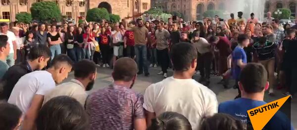 Драйвовый кочари в Ереване: флешмоб AriPariQochari набирает обороты Драйвовый кочари в Ереване: флешмоб AriPariQochari набирает обороты - Sputnik Армения