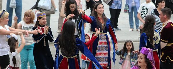 Флешмоб «Ари пари Кочари» («Давай станцуем Кочари!») от Армянского культурного центра в Ташкенте Флешмоб «Ари пари Кочари» («Давай станцуем Кочари!») от Армянского культурного центра в Ташкенте - Sputnik Արմենիա