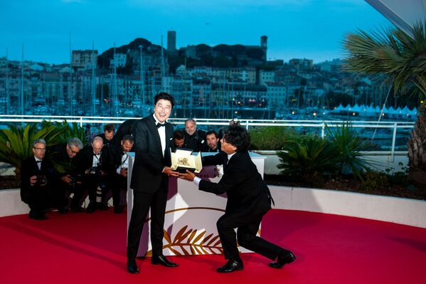 Южнокорейские актер Сон Кан-хо (слева) и режиссер Пон Джун-хо с Золотой пальмовой ветвью за фильм Паразиты (Gisaengchung) на фотосессии победителей в рамках церемонии закрытия 72-го Каннского кинофестиваля (25 мая 2019). Канны - Sputnik Армения