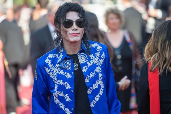 Гость в образе Майкла Джексона на красной дорожке церемонии закрытия 72-го Каннского кинофестиваля (25 мая 2019). Канны - Sputnik Армения