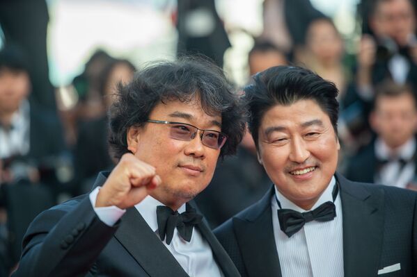 Южнокорейские режиссер Пон Джун-хо (справа) и актер Сон Кан-хо на красной дорожке церемонии закрытия 72-го Каннского кинофестиваля (25 мая 2019). Канны - Sputnik Армения