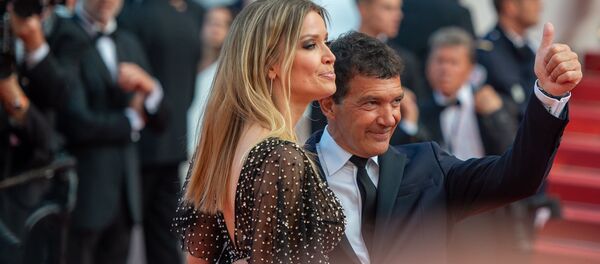 Актер Антонио Бандерас, с подругой, инвестиционным банкиром из Голландии Николь Кемпел на красной дорожке церемонии закрытия 72-го Каннского кинофестиваля (25 мая 2019). Канны - Sputnik Արմենիա