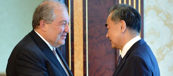 Президент Армении Армен Саркисян встретился с делегацией из Китая, во славе с министром иностранных дел Ваном И (26 мая 2019). Еревaн Президент Армении Армен Саркисян встретился с делегацией из Китая, во славе с министром иностранных дел Ваном И (26 мая 2019). Еревaн - Sputnik Արմենիա